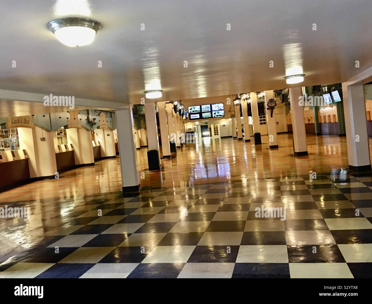 ARCADIA, CA, OTT 2019: piscina area di scommessa a Santa Anita Park, horse racing venue Foto Stock