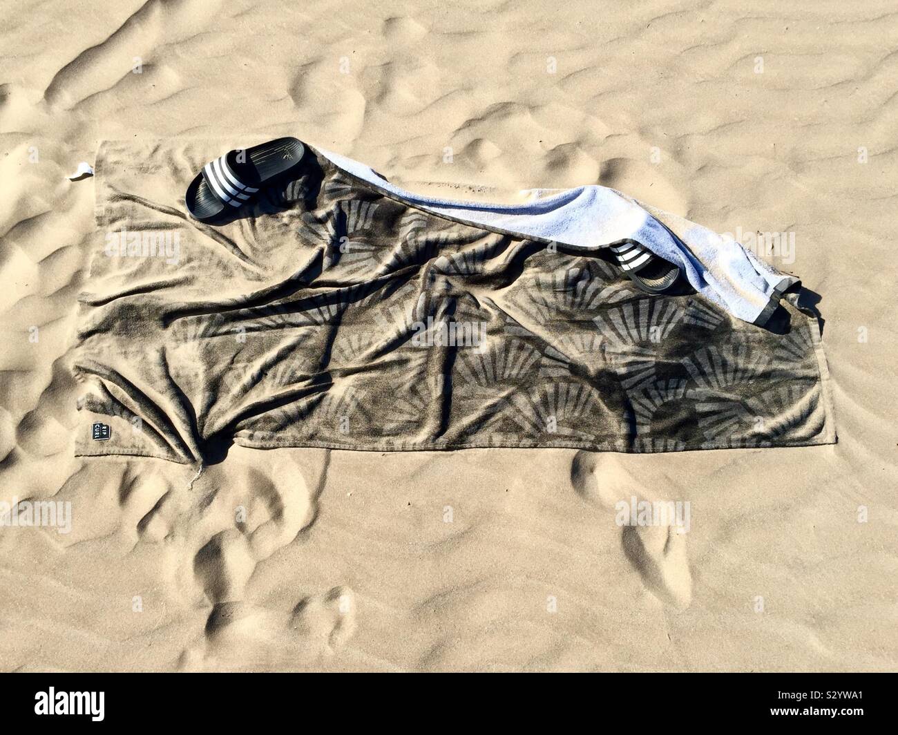 Abbandonati gli asciugamani per la spiaggia - Immagine stock catturata con smartphone