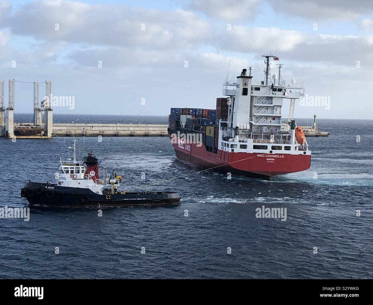 Arrecife/Lanzarote, 08.11.2019: Frachtschiff WEC Corneille der W.E.C. Linee beim Einlaufen Schlepper mit in den Hafen Arrecife Foto Stock