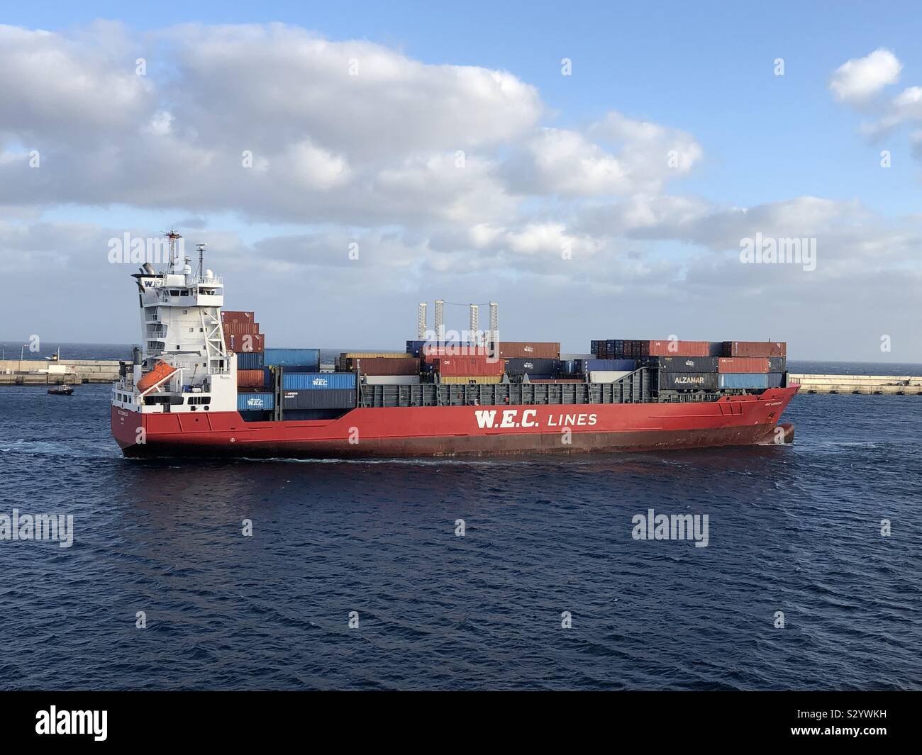 Arrecife/Lanzarote, 08.11.2019: Frachtschiff WEC Corneille der W.E.C. Linee beim Einlaufen in den Hafen von Arrecife Foto Stock