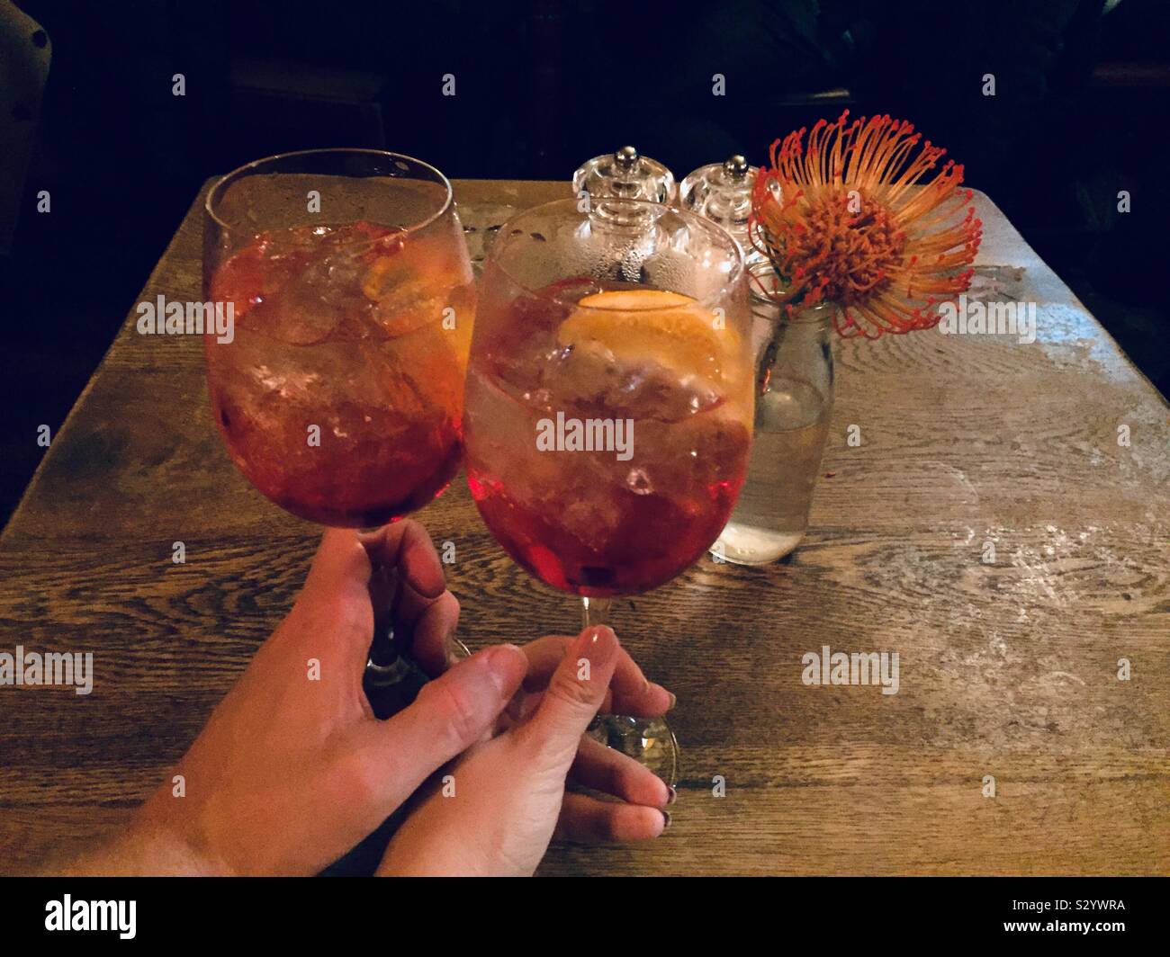 Aperol Spritz. Estate non finisce mai. Venerdì notte nel pub. Londra, Inghilterra - Immagine stock catturata con smartphone