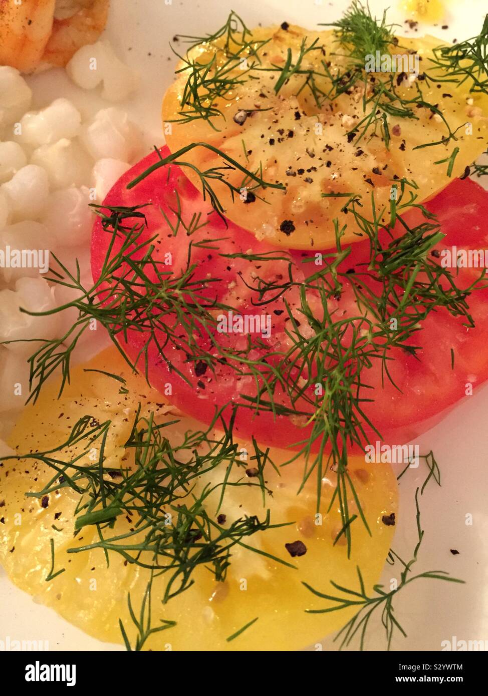 Chiusura del cimelio di pomodori guarnito con aneto fresco, Stati Uniti Foto Stock