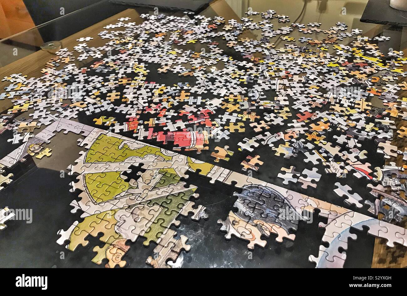 Tavolo con incompiuta Puzzle su Foto Stock