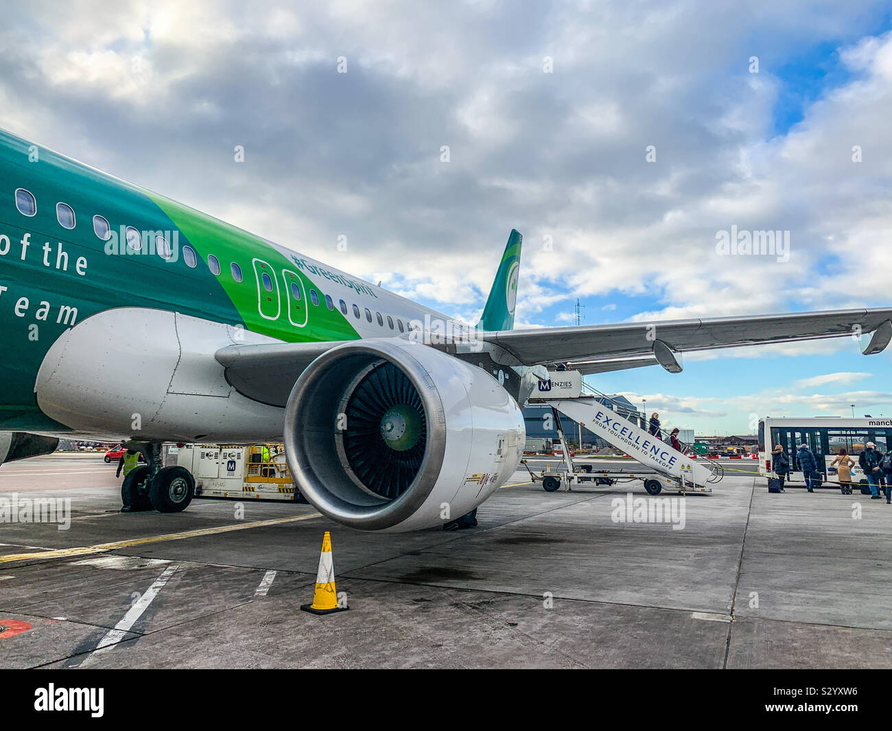 Aer Lingus Airbus A320-214 con Irish Rugby Team livrea all'aeroporto di Manchester Foto Stock