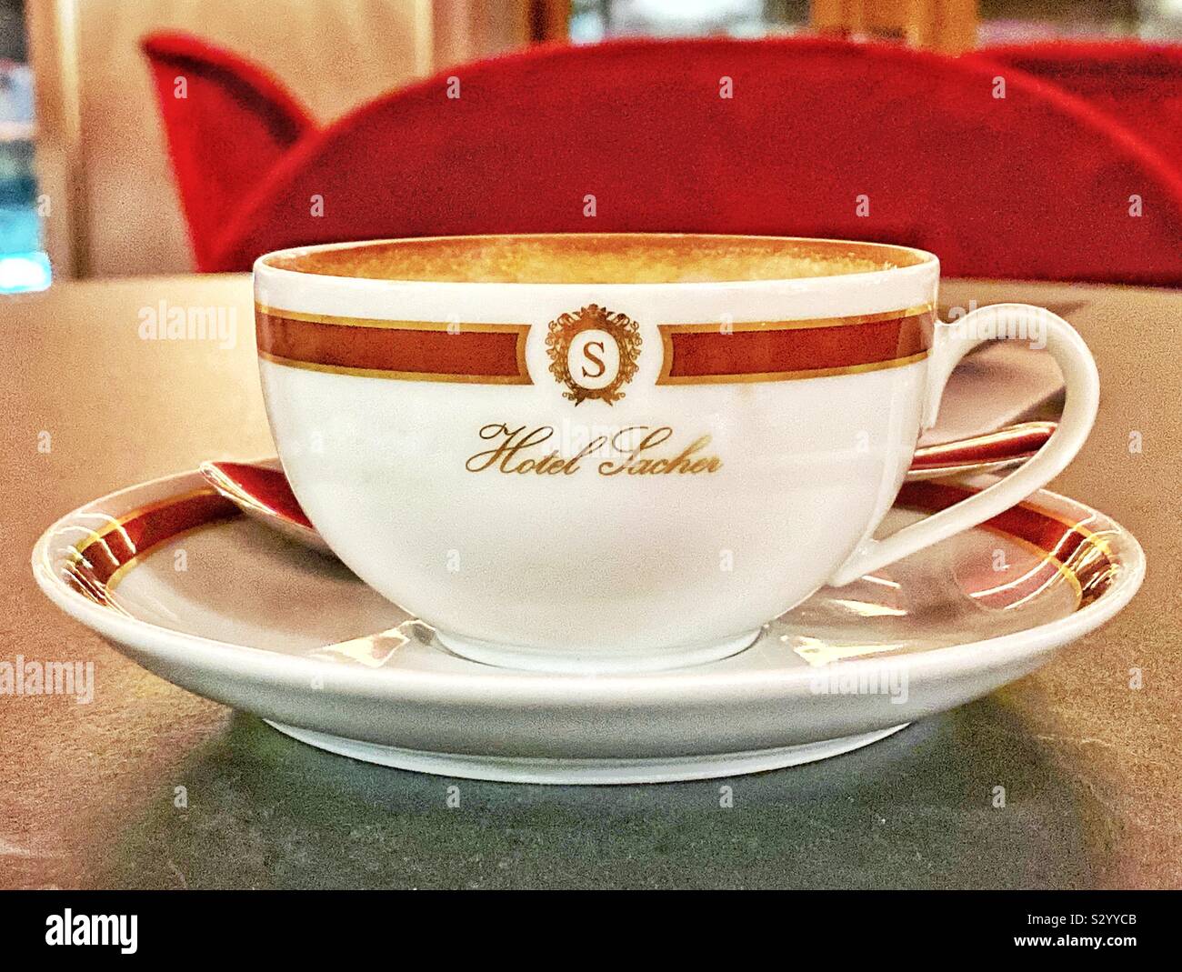 Tazza di caffè presso il famoso Hotel Sacher di Vienna. Essa è la casa della Sacher Torte, una ricca torta al cioccolato. - Immagine stock catturata con smartphone