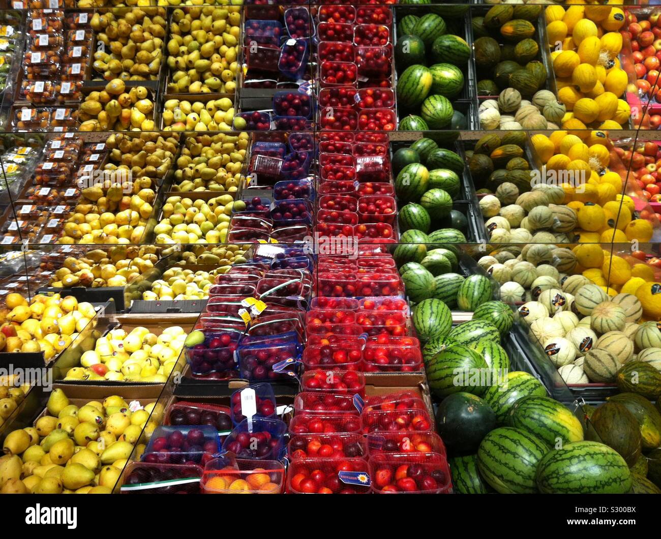 Frutta e verdura sul display dando l'illusione di prospettiva in profondità attraverso uno specchio Foto Stock