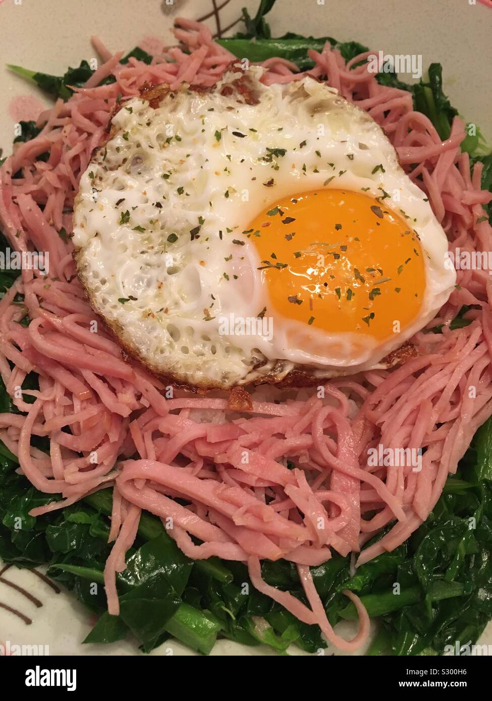 Prosciutto e uova sul riso Foto Stock