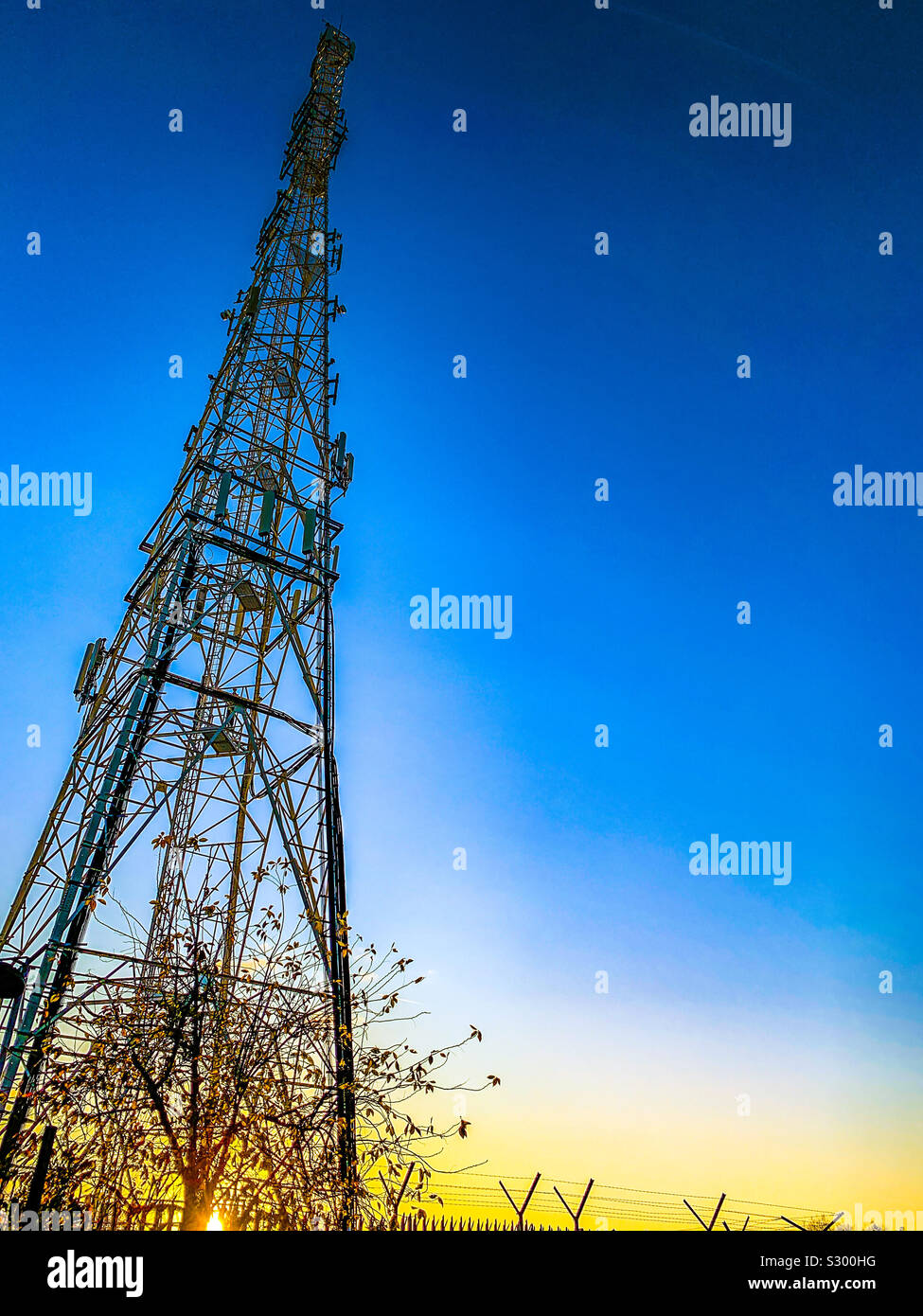 Mobile phone mast aka stazione ricetrasmittente di base a Bolton vicino a Manchester Foto Stock