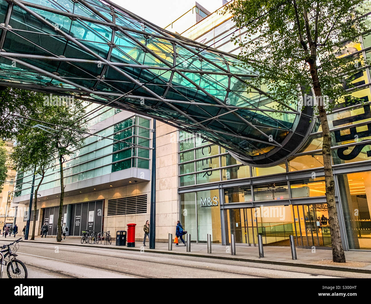 Un tunnel di vetro ponte a Selfridges su corporation street a Manchester Foto Stock