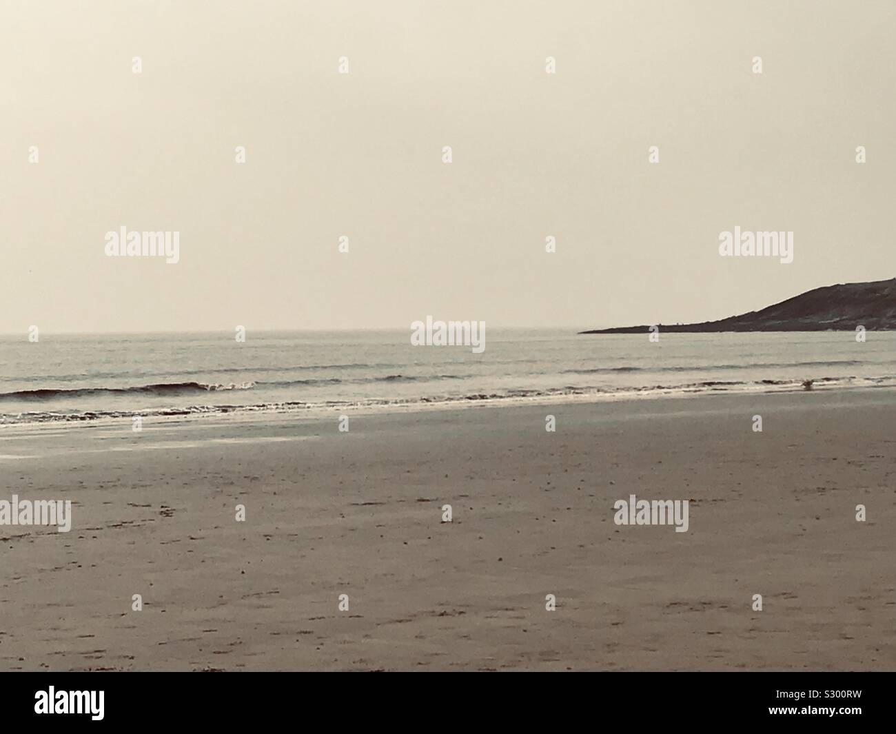 Giornata uggiosa in spiaggia Foto Stock