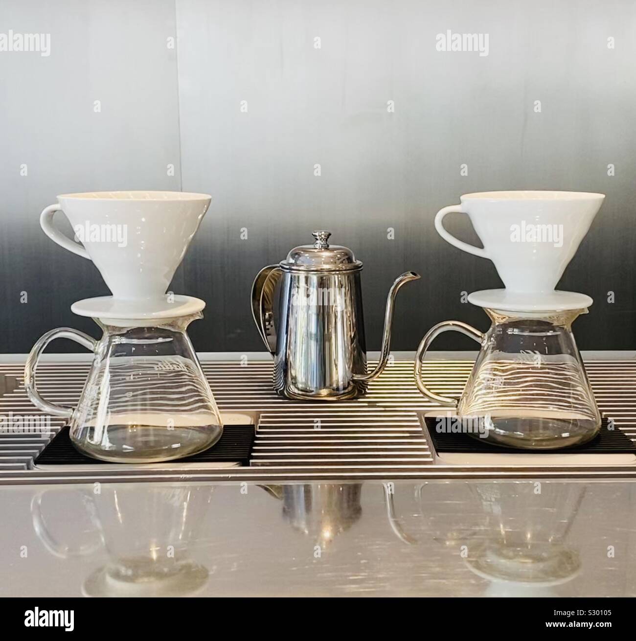 Il tè per 2, teacups e una teiera in argento - Immagine stock catturata con smartphone