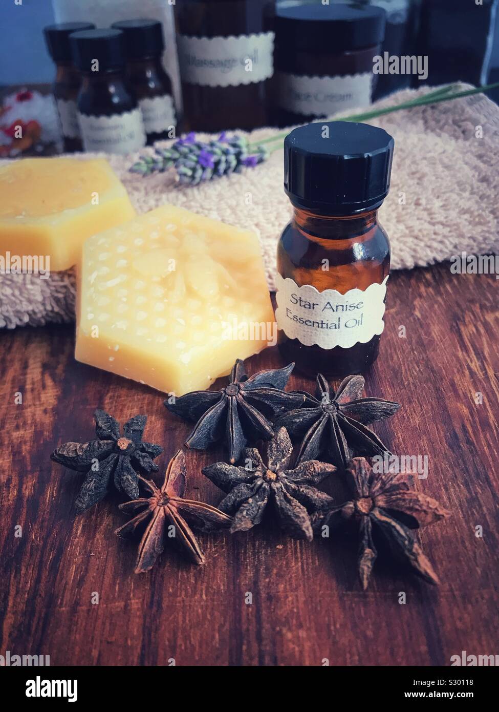 Anice Stellato olio essenziale in una generica bottiglia con anice stellato semi. - Immagine stock catturata con smartphone
