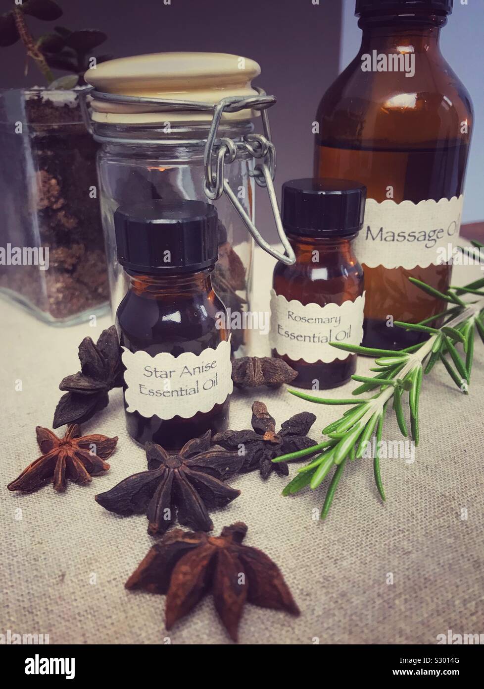 Oli essenziali in bottiglie generico con rosmarino e anice stellato. - Immagine stock catturata con smartphone