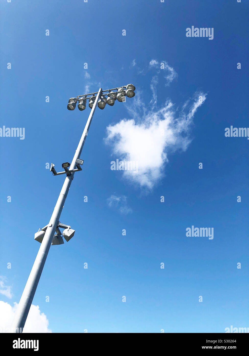 Basso angolo di visione delle luci dello stadio. - Immagine stock catturata con smartphone