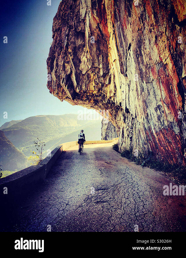 Escursioni in bicicletta sul balcone alpine road a Villard Notre Dame. Foto Stock