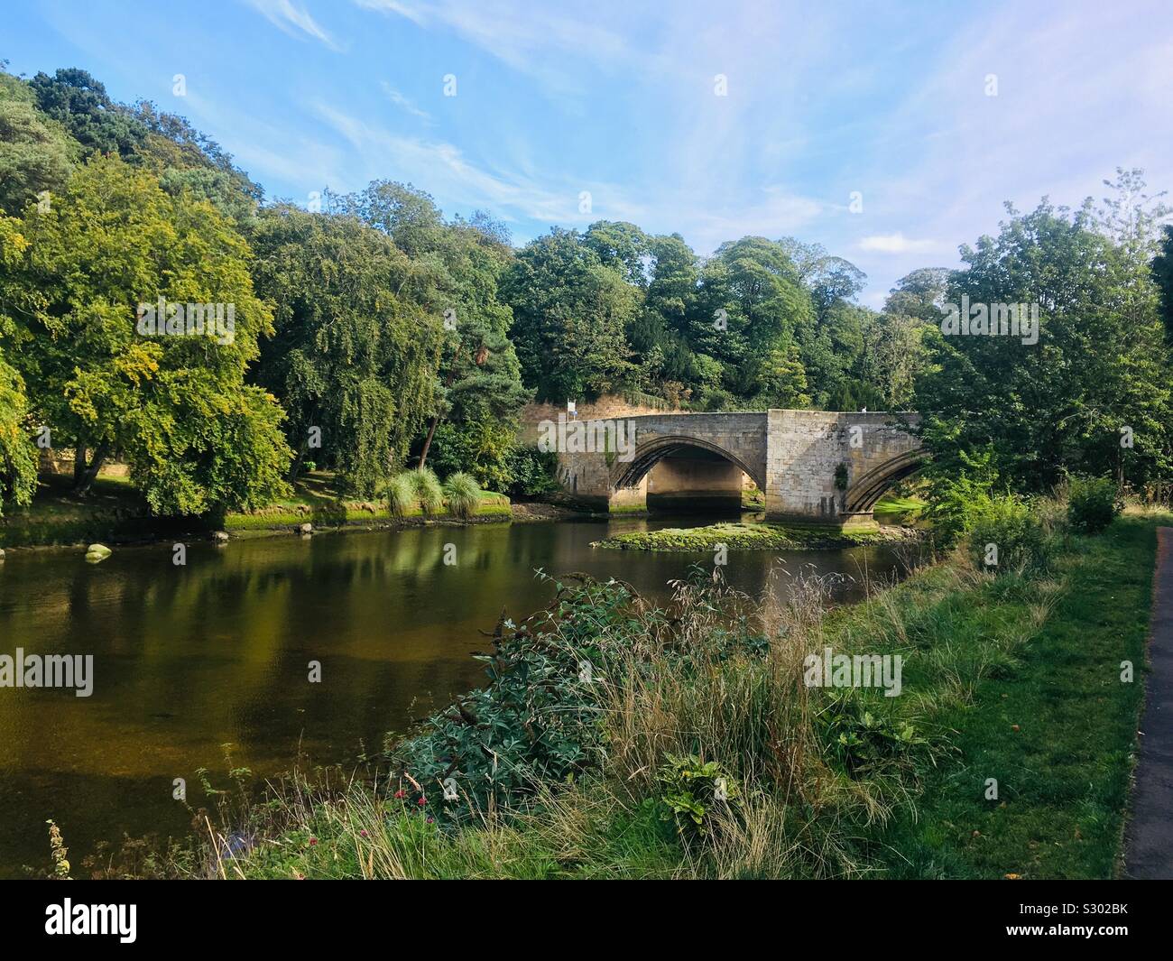 Guardando in giù il fiume Coquet verso il ponte medievale a Warkworth, Northumberland Foto Stock