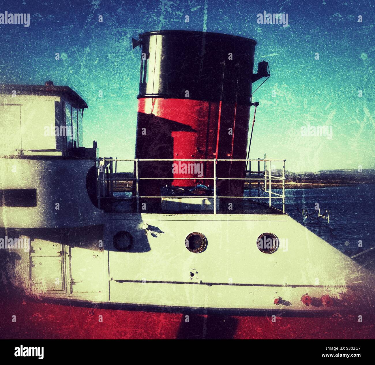 Old Ship con imbuto rosso - Immagine stock catturata con smartphone