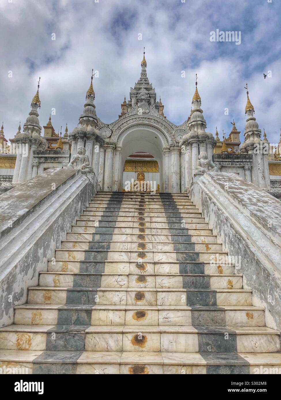Scale che conducono ad un tempio buddista a Mandalay, Myanmar. - Immagine stock catturata con smartphone
