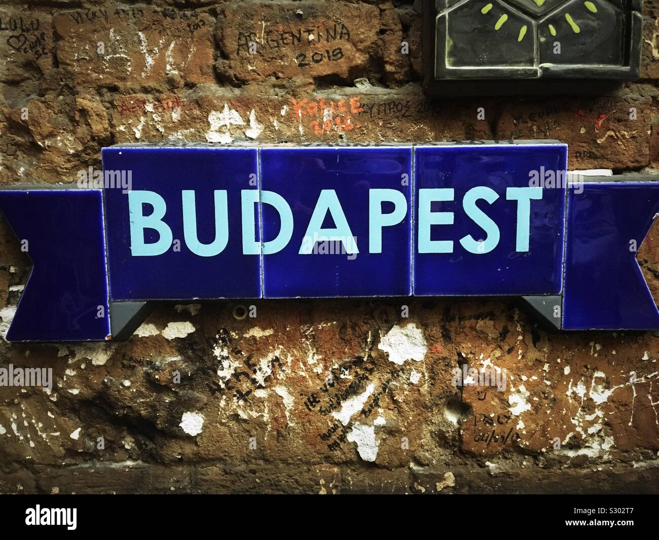 Segno di Budapest rovina parete bar Foto Stock