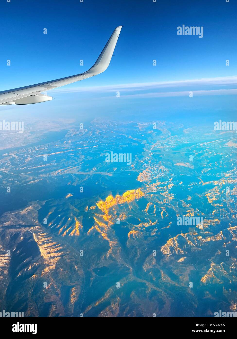 Volare sopra le montagne rocciose Foto Stock