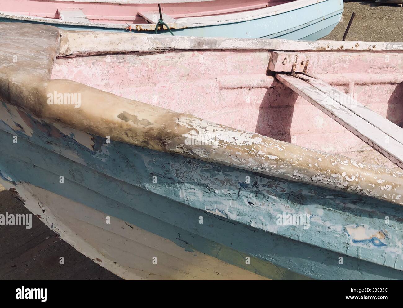 Martoriato di prua di una barca da pesca dipinte in colori pastello Foto Stock