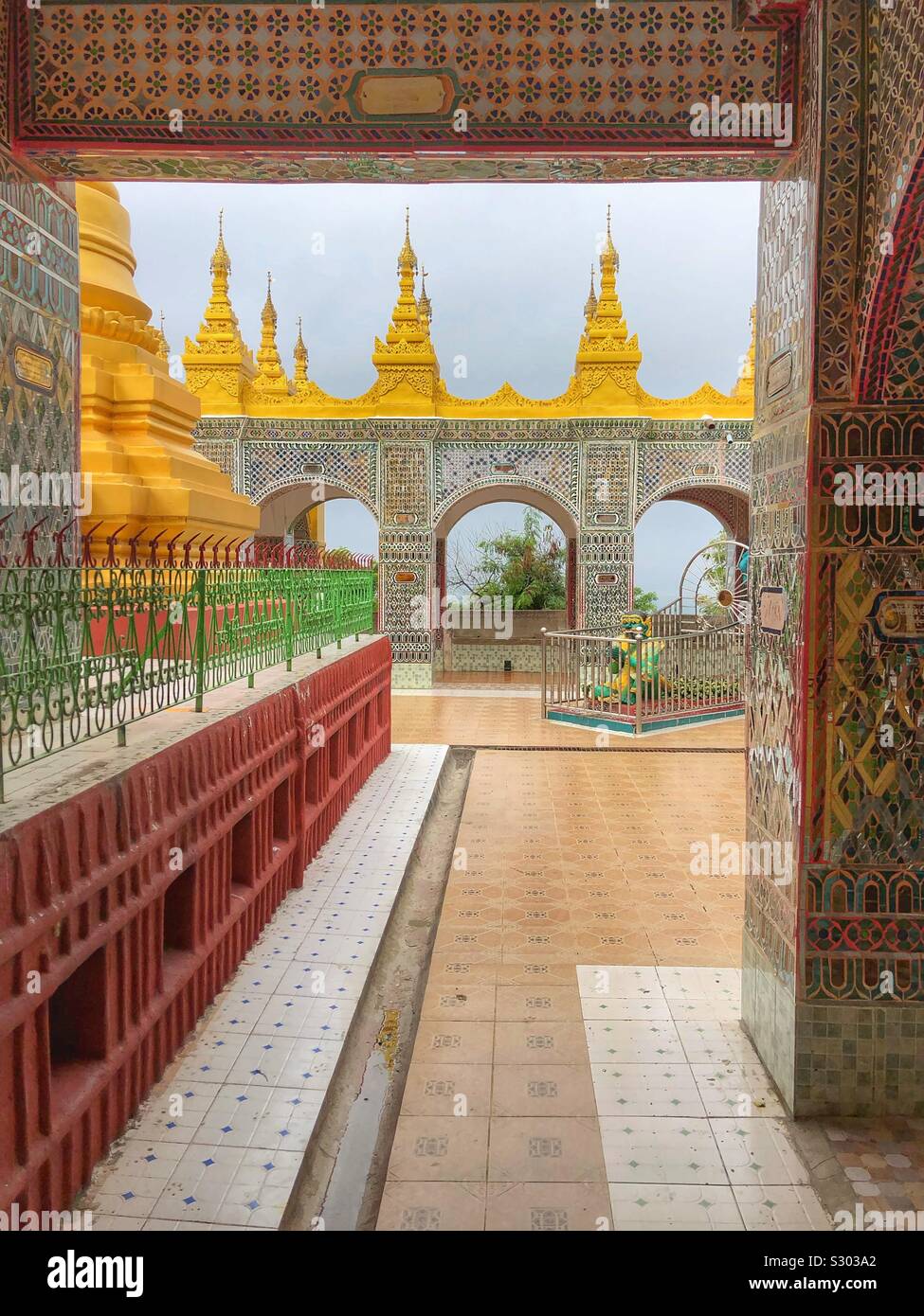 Una pagoda buddista in cima al Mandalay Hill in Myanmar. Foto Stock
