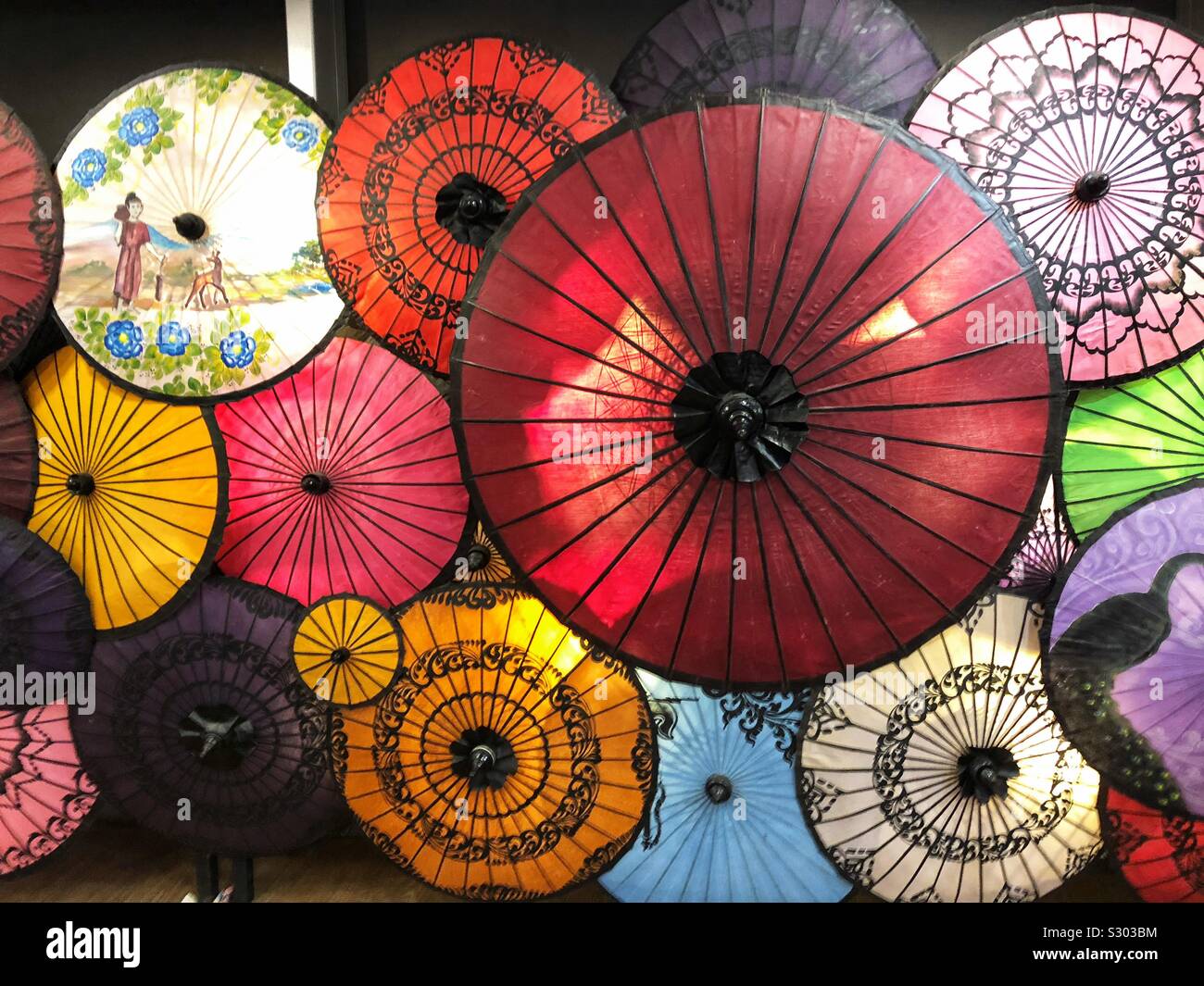 Un display di ombrelloni colorati. Foto Stock