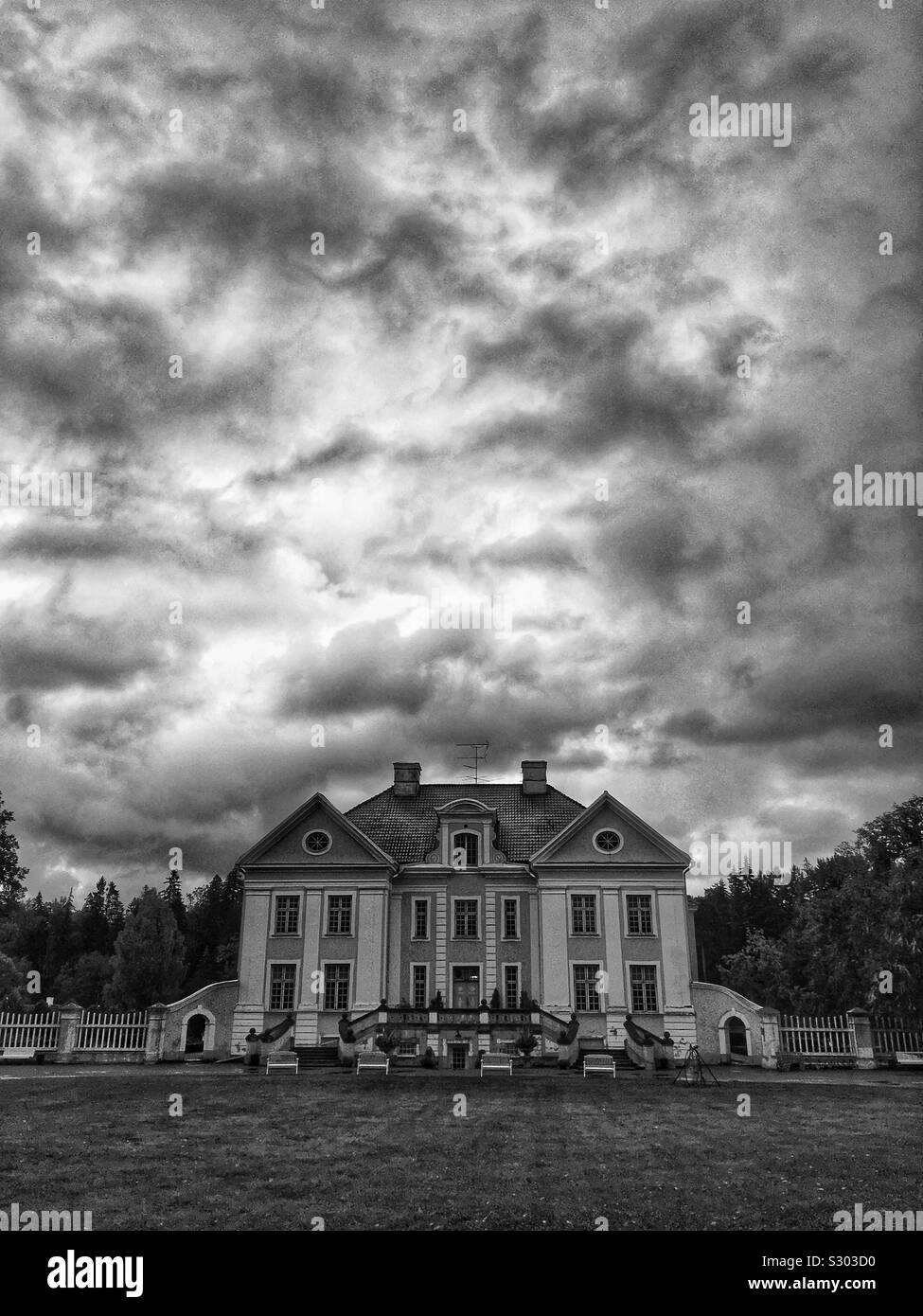 Palmse Manor è uno dei più grandiosi palazzi barocchi in Estonia. Il Mansion e open-air museum sono state la prima completamente restaurato complesso manor nel paese. Foto Stock