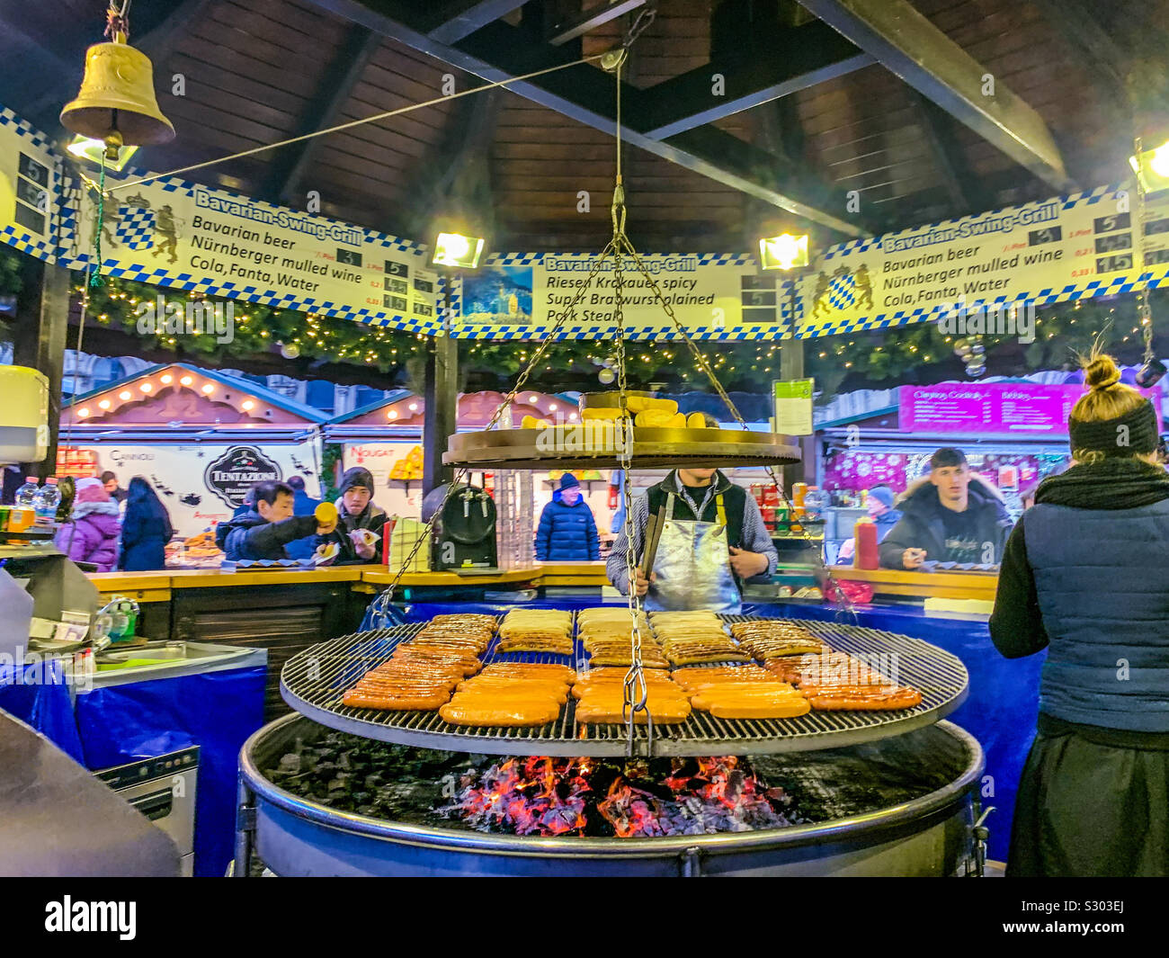 Manchester mercatino di Natale la cottura di salsicce Foto Stock