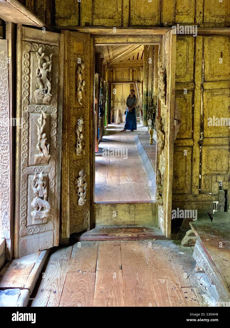 Golden Palace realizzato in legno di teak guardando giù un lungo corridoio con porte aperte Foto Stock