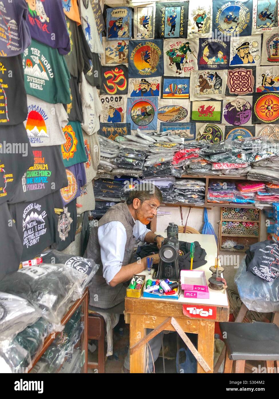 Il proprietario di una piccola azienda in Kathmandu, Nepal. - Immagine stock catturata con smartphone