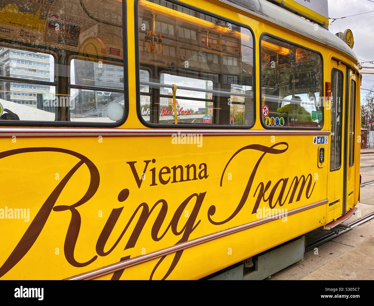 L'anello di Vienna il Tram, un vintage tram elettrico che prende il turista in giro per la città - Immagine stock catturata con smartphone