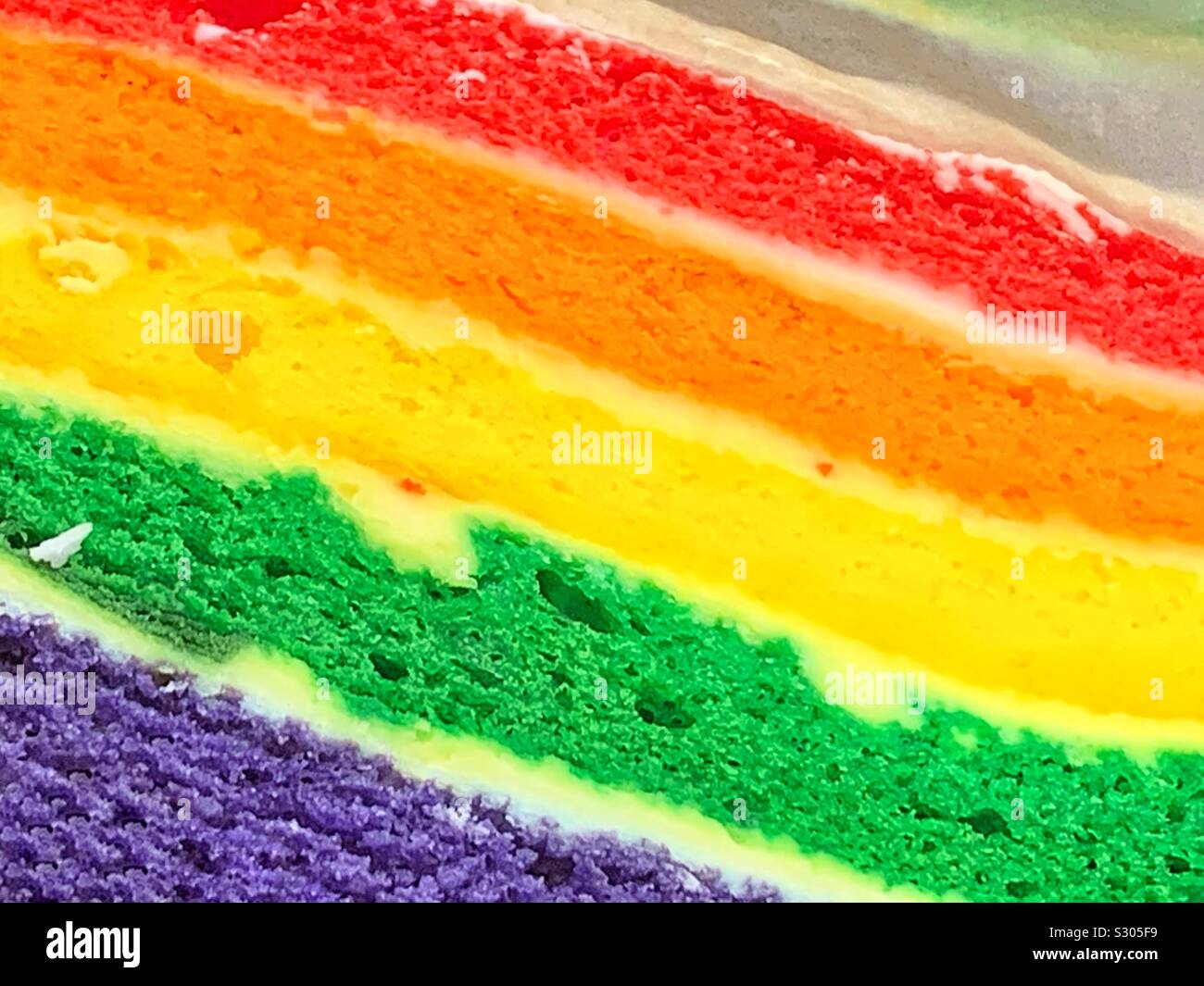 Colorato la deliziosa torta arcobaleno, #isupport - Immagine stock catturata con smartphone