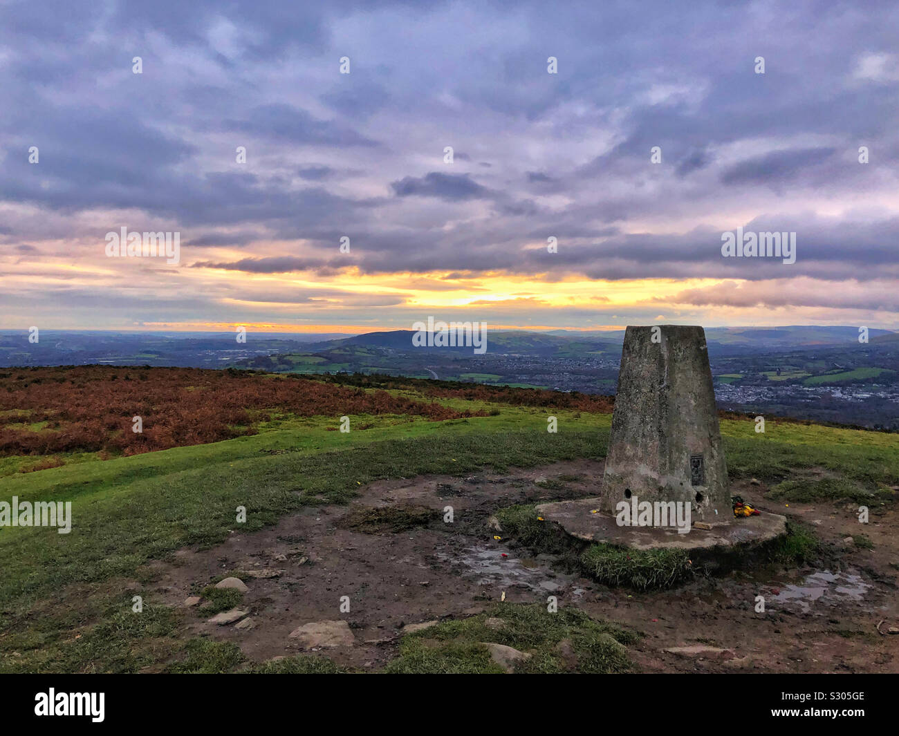 Vertice di punto di innesco di Garth mountain, tramonto, Novembre - Immagine stock catturata con smartphone