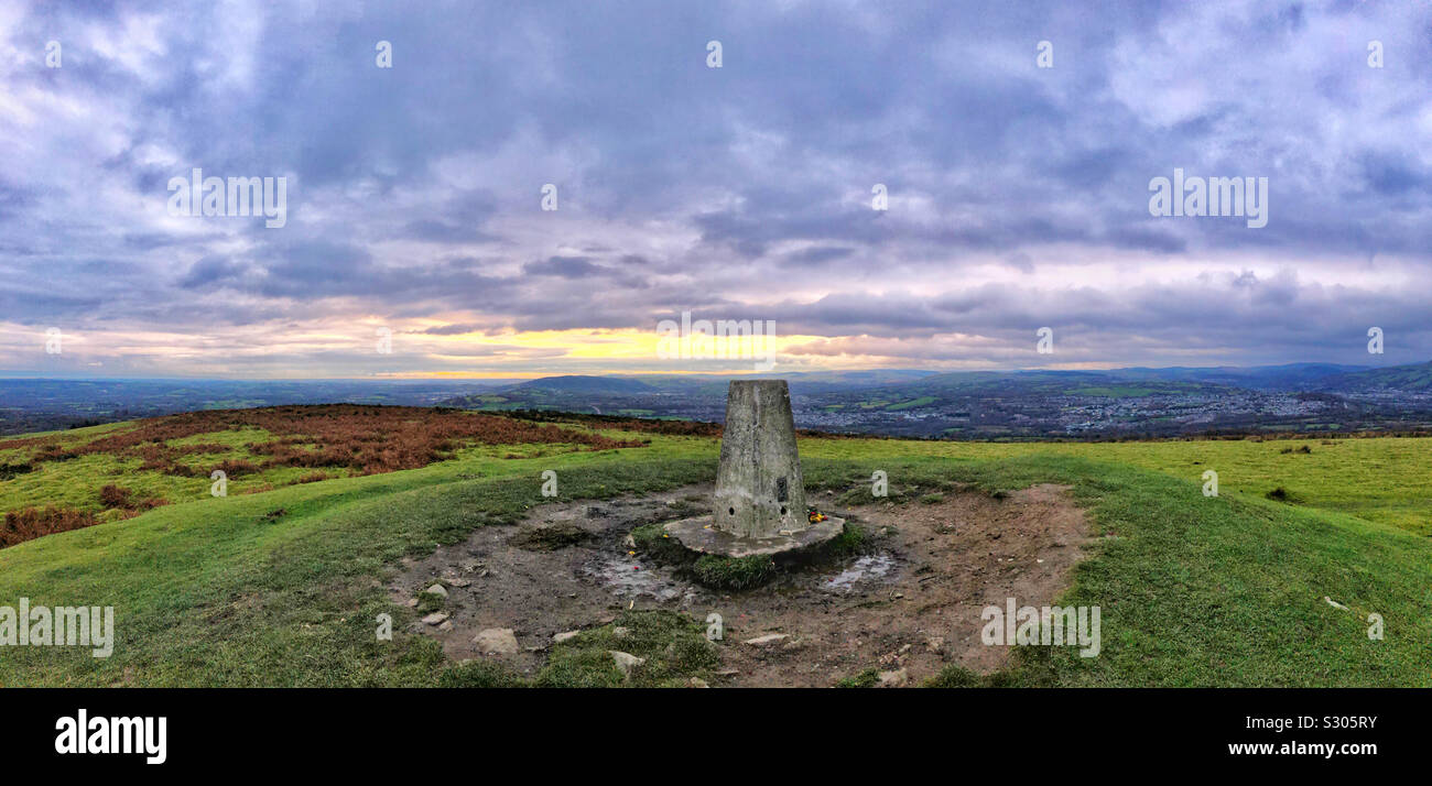 Il punto di innesco in cima alla montagna di Garth, Pentyrch, Cardiff, Galles del Sud, Novembre. - Immagine stock catturata con smartphone