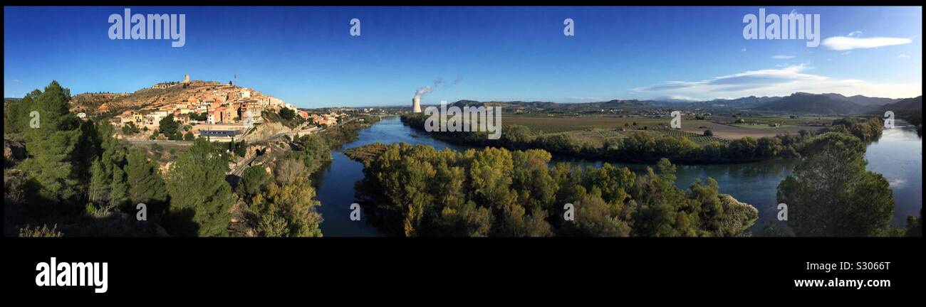Il borgo collinare di Ascó situata sul fiume Ebro in Catalogna, Spagna. Foto Stock