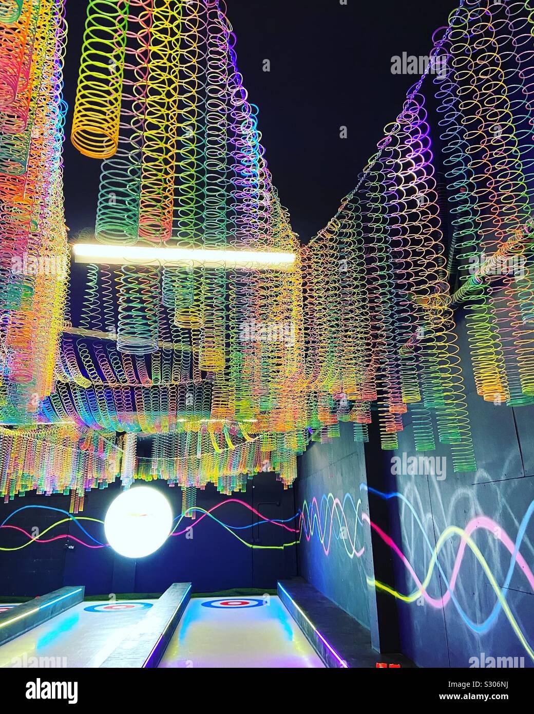 Il Curling corsie con slinkies sopra al Floodgate Birmingham - Immagine stock catturata con smartphone