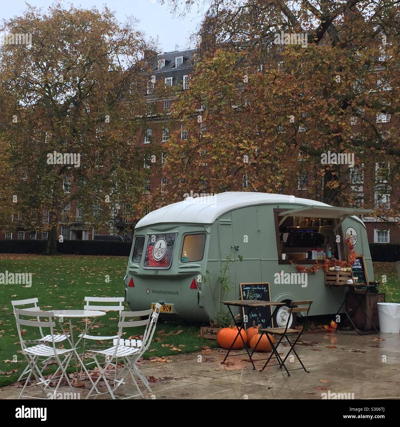 Van vendita del caffè in Grosvenor park nella zona 1 nel centro di Londra. Pendolari amore per agguantare una bevanda calda per andare al mattino sul modo di lavorare. Caffè artigianale nel parco. Foto Stock