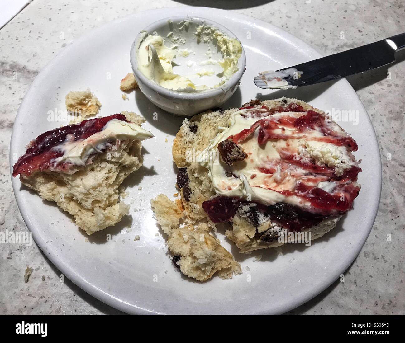 Mezze mangiate frutta Scone con Clotted Cream e marmellata Foto Stock