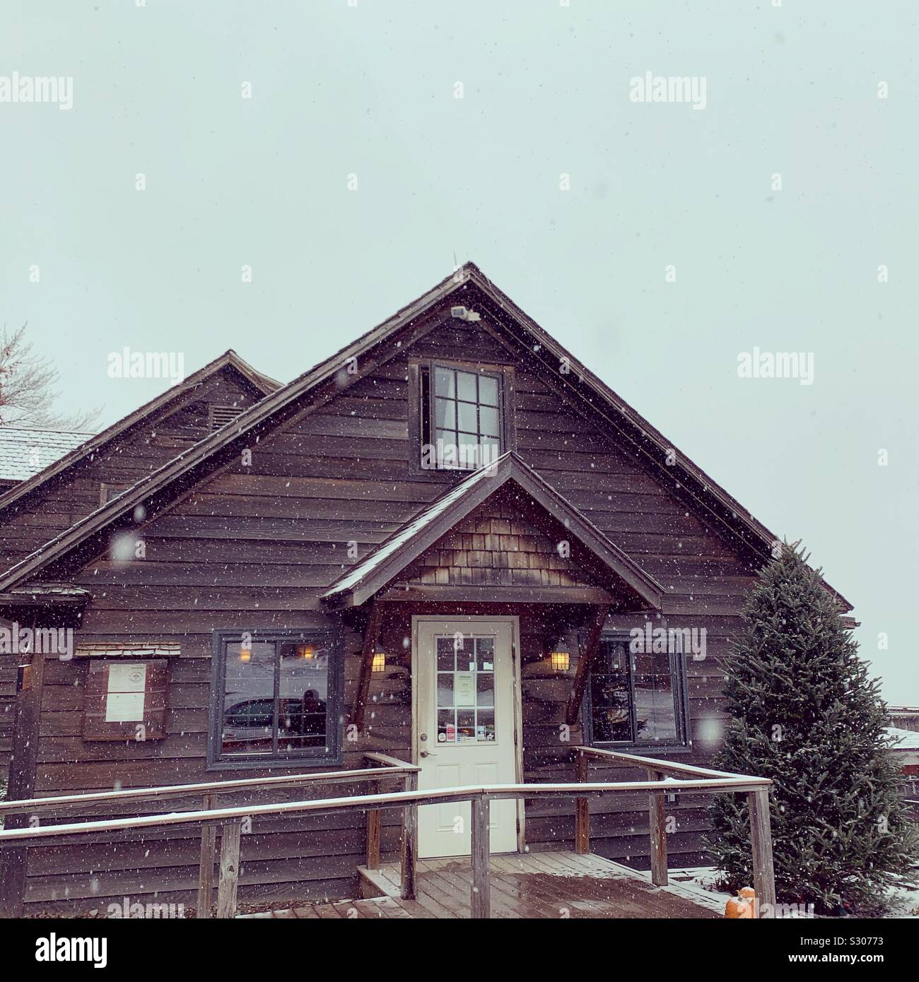 La neve cade alla Kaffeehaus panetteria e Deli, Trapp Family Lodge, Stowe, Vermont, Stati Uniti Foto Stock