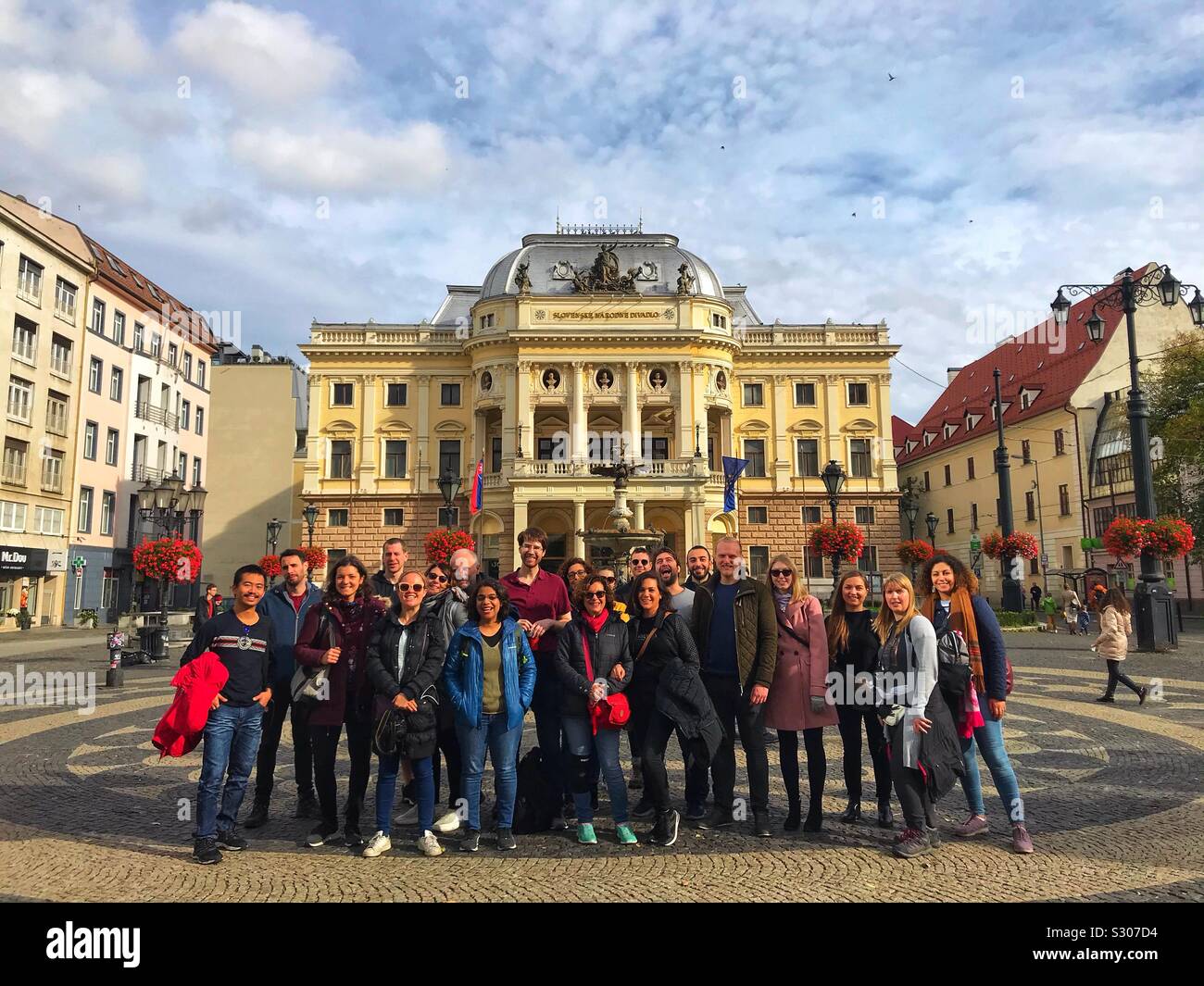 Vacanze di gruppo a Bratislava la capitale slovacca città. Tour guidato a piedi è un modo semplice per conoscere la città vecchia di meglio. Viaggiare con la famiglia e gli amici in Europa. - Immagine stock catturata con smartphone