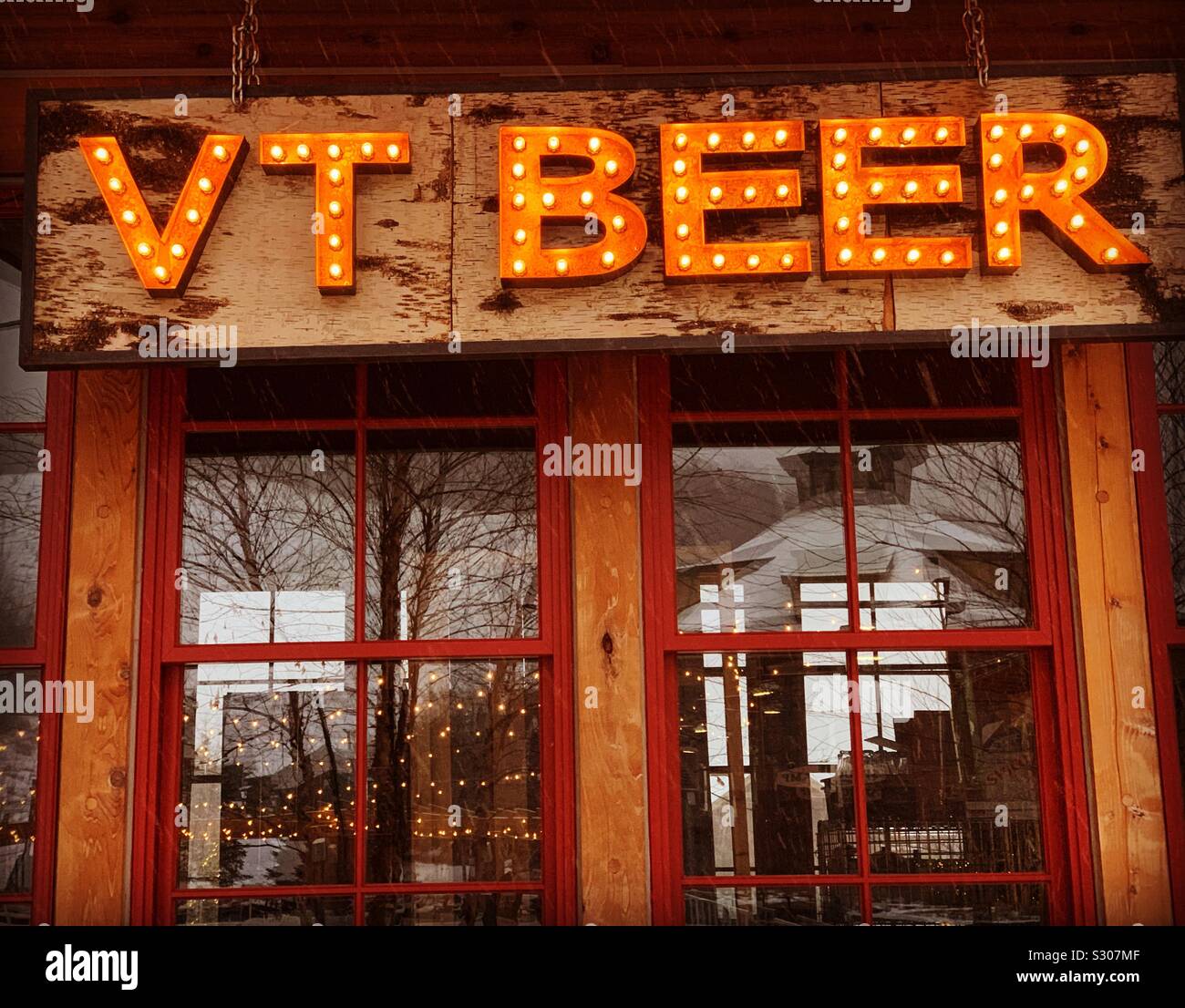 Illuminato di VT Birra" segno all'Whistlepig ristorante Pavilion, Spruce Peak Village, Stowe, Vermont, Stati Uniti Foto Stock