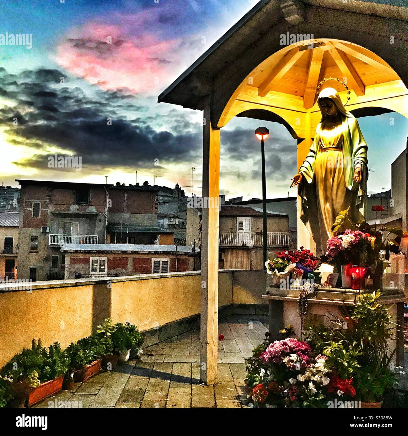 La statua della Vergine Maria, Favara, Sicilia, l'Italia, novembre 2018 Foto Stock