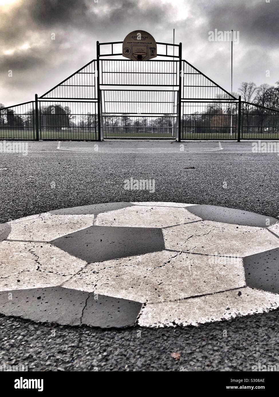 Centro cerchio esterno sul campo di pallacanestro - Immagine stock catturata con smartphone