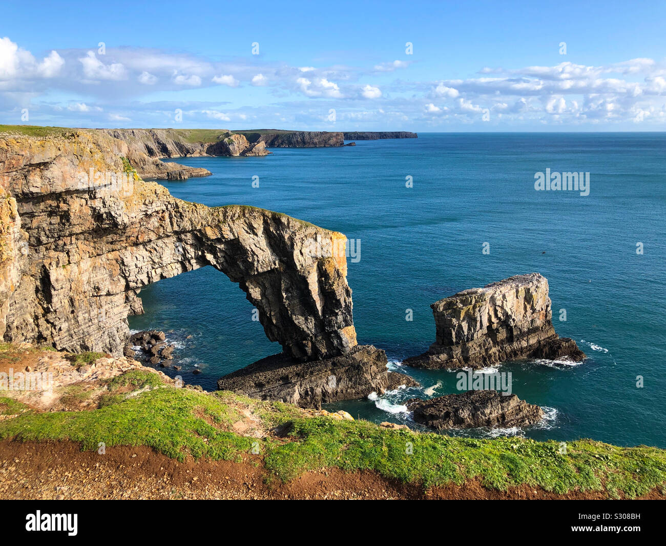 Ponte Verde del Galles arco naturale in Il Pembrokeshire Coast National Park a Merrion, Pembrokeshire in Galles, Regno Unito Foto Stock