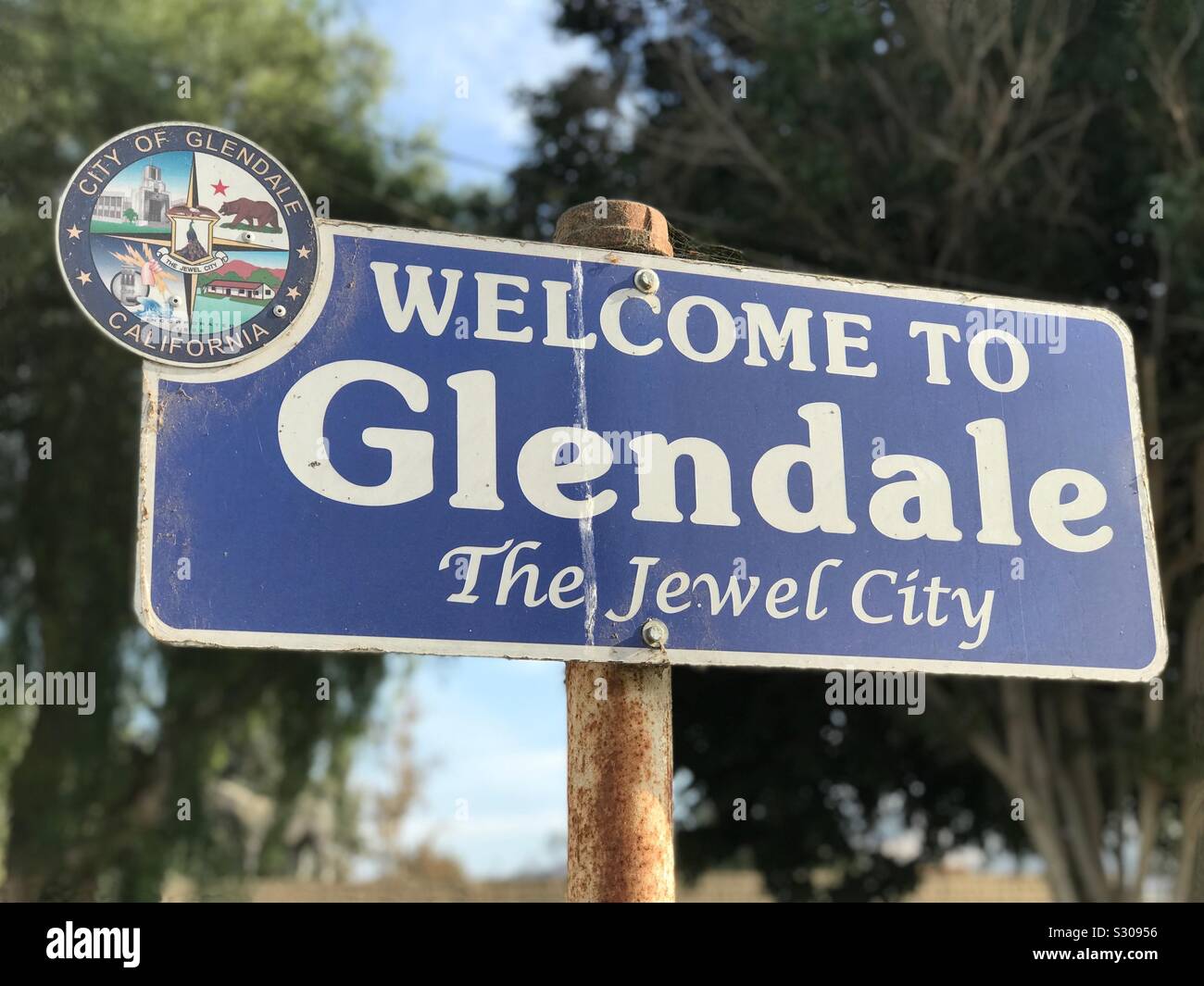 Glendale, CA /USA - nov. 14, 2019: Benvenuti a Glendale - La città gioiello è mostrato su un segno nella California del Sud durante il giorno. Foto Stock