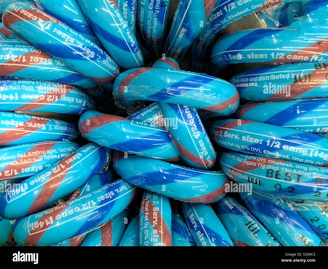 Molti gustosi festosa blue candy canes con blu e strisce rosse Foto Stock