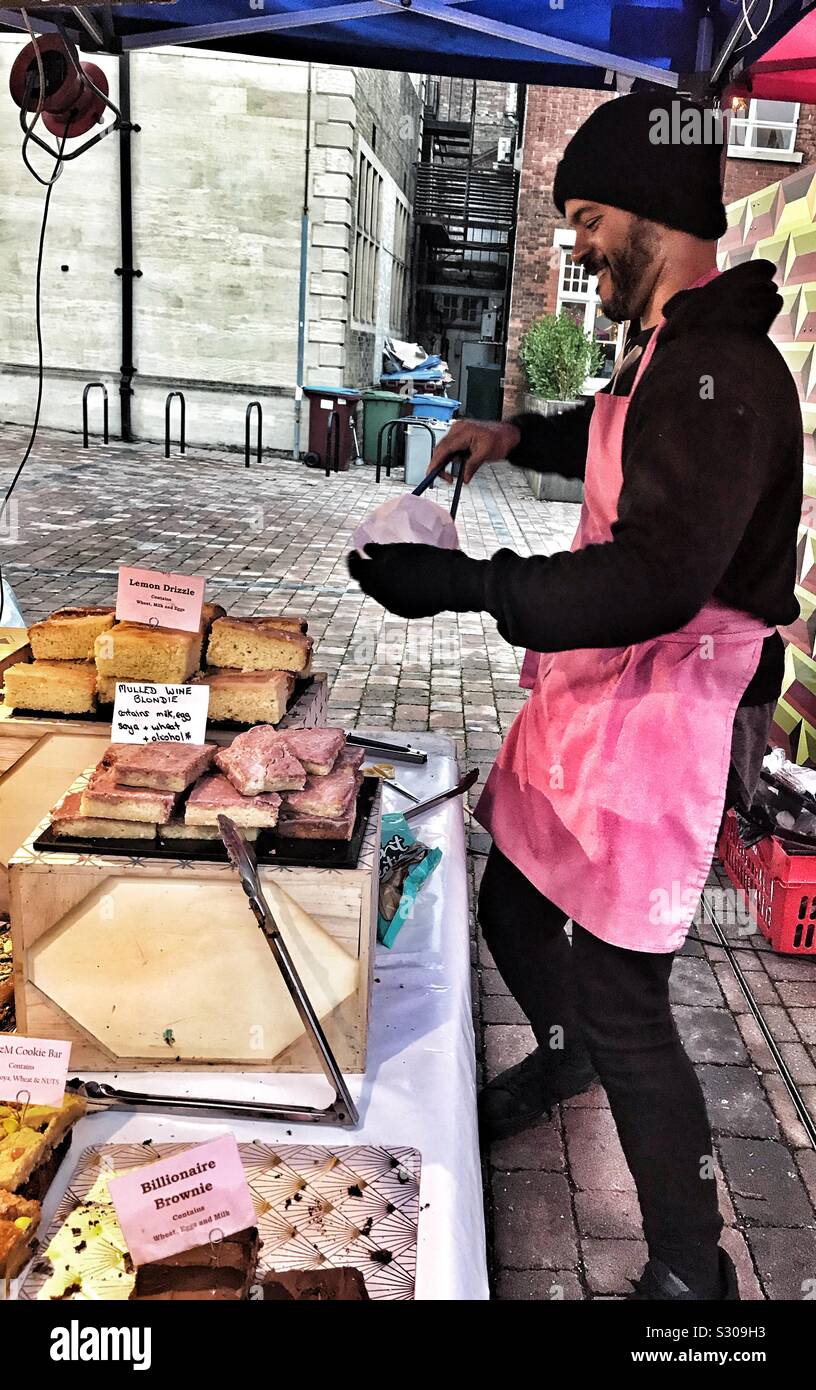 Cucina di strada fornitore vendendo torte - Immagine stock catturata con smartphone