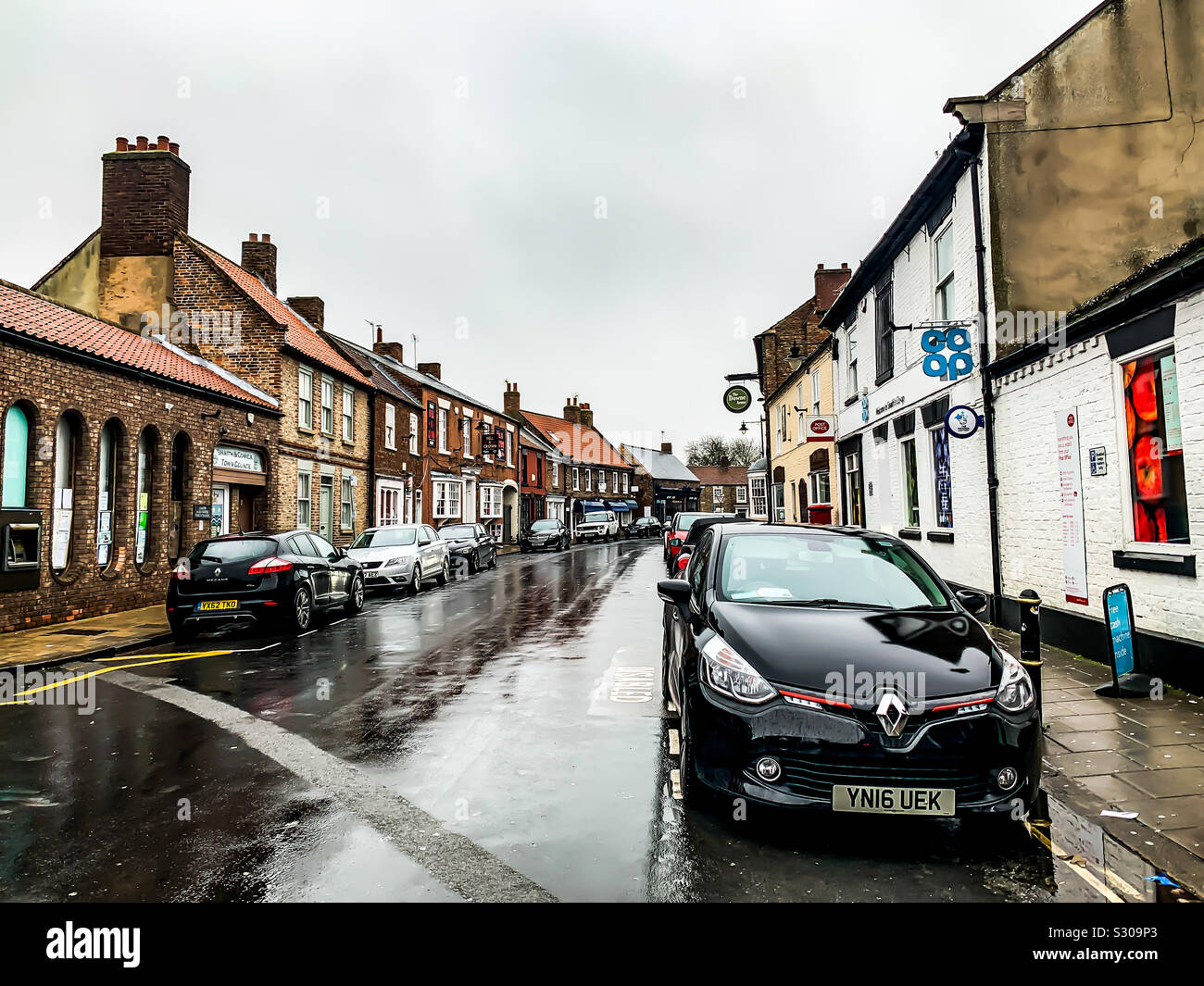 High street in locale nel centro del paese Foto Stock