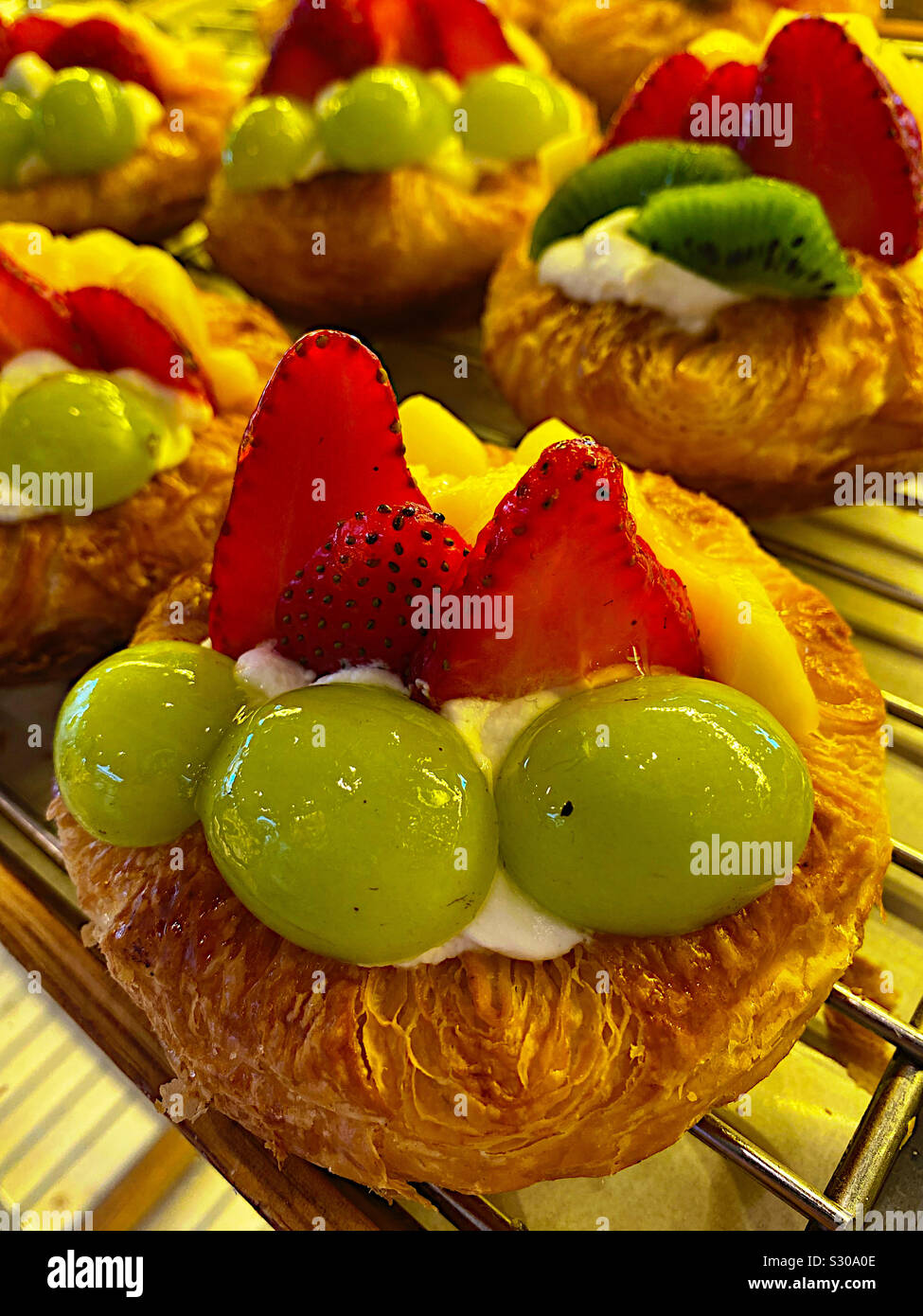 Prodotti di pasticceria francese con frutta Foto Stock